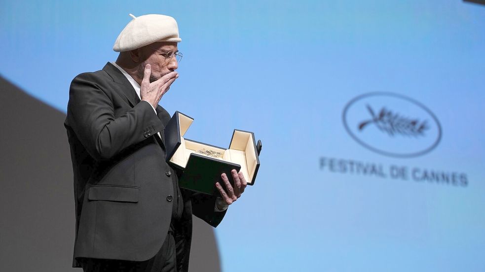 John Travolta wurde mit der Goldenen Ehren-Palme überrascht. Foto: Scott A Garfitt