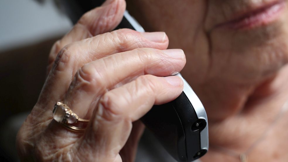 Die Täter gaben sich am Telefon als Polizisten aus. Symbolfoto: Karl-Josef Hildenbrand/dpa