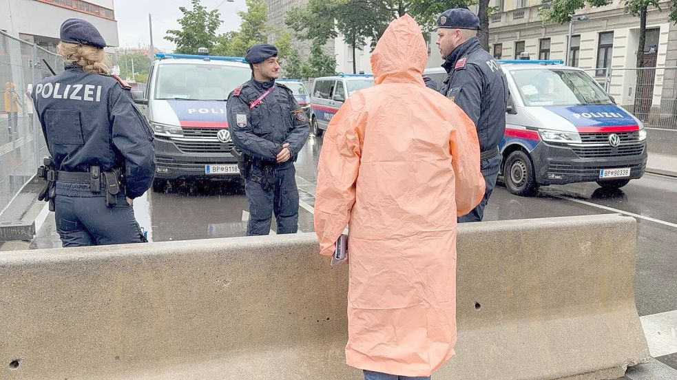 Die Polizei ist mit einem Großaufgebot im Einsatz. Foto: Matthias Röder