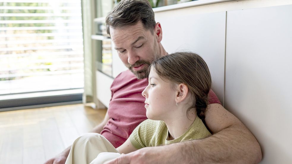 Kinder sollten von Erwachsenen nicht mit der schonungslosen Medienwelt alleingelassen werden. Foto: IMAGO/HalfPoint Images