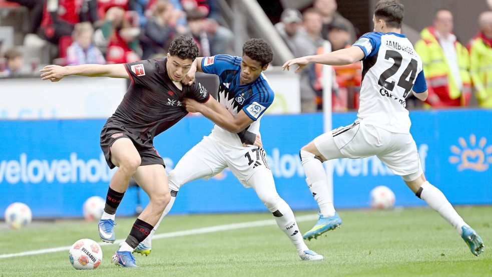 Kampf um den Ball: Leverkusen war gegen den HSV gefordert. Foto: Federico Gambarini