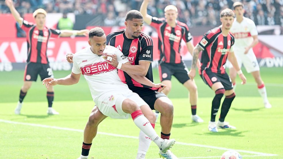 Der VfB Stuttgart um Jamie Leweling (l) sicherte den Champions-League-Platz bei Eintracht Frankfurt ab. Foto: Uwe Anspach