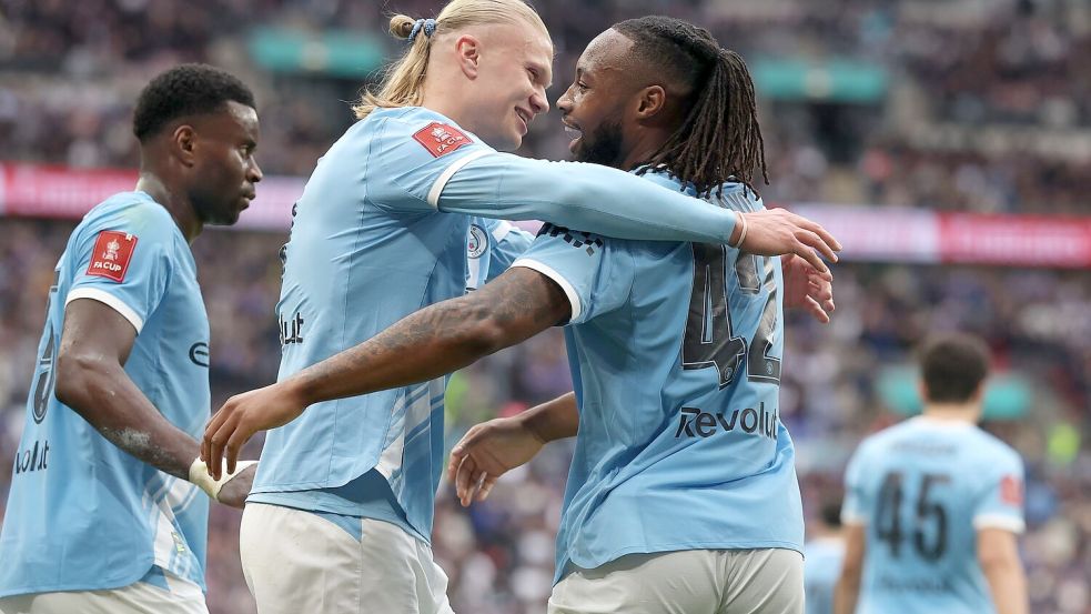 Antoine Semenyo von Manchester City (r) feiert mit Vorlagengeber Erling Haaland von Manchester City nach dem Siegtor. Foto: Richard Pelham
