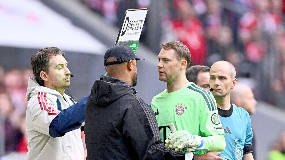 Manuel Neuer (grünes Trikot) wird im letzten Bundesliga-Spiel dieser Saison ausgewechselt. Foto: Tom Weller