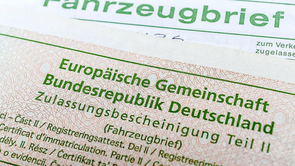 Zulassungsbescheinigungen. Wurden sie in Osnabrück frisiert? Foto: IMAGO/Zoonar.com/stockfotos-mg