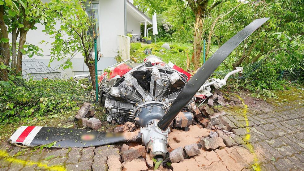 Ein Propeller der Maschine liegt vor einem Wohnhaus. Foto: Enrique Kaczor/onw-images/dpa