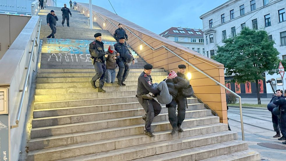 In der Nähe der Veranstaltungshalle wurden zudem 14 propalästinensische Aktivisten festgenommen. Foto: Britta Schultejans
