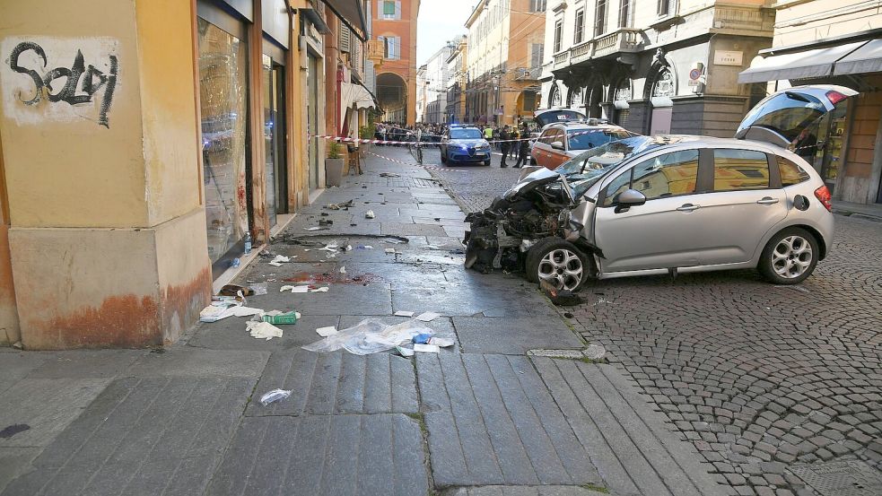Im norditalienischen Modena fuhr ein Auto in eine Menschenmenge. Foto: Uncredited