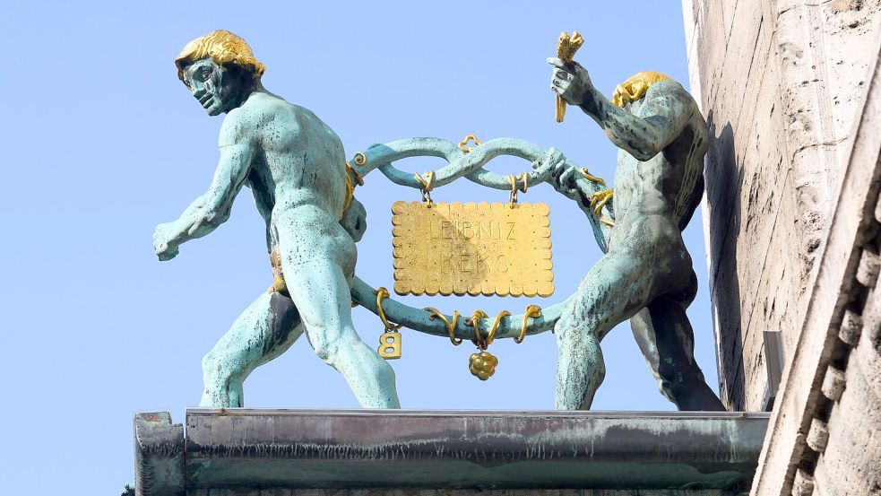 Im wahrsten Sinne des Wortes ein Aushängeschild: der Leibniz-Keks am Bahlsen-Stammhaus in Hannover. (Archivbild) Foto: Julian Stratenschulte