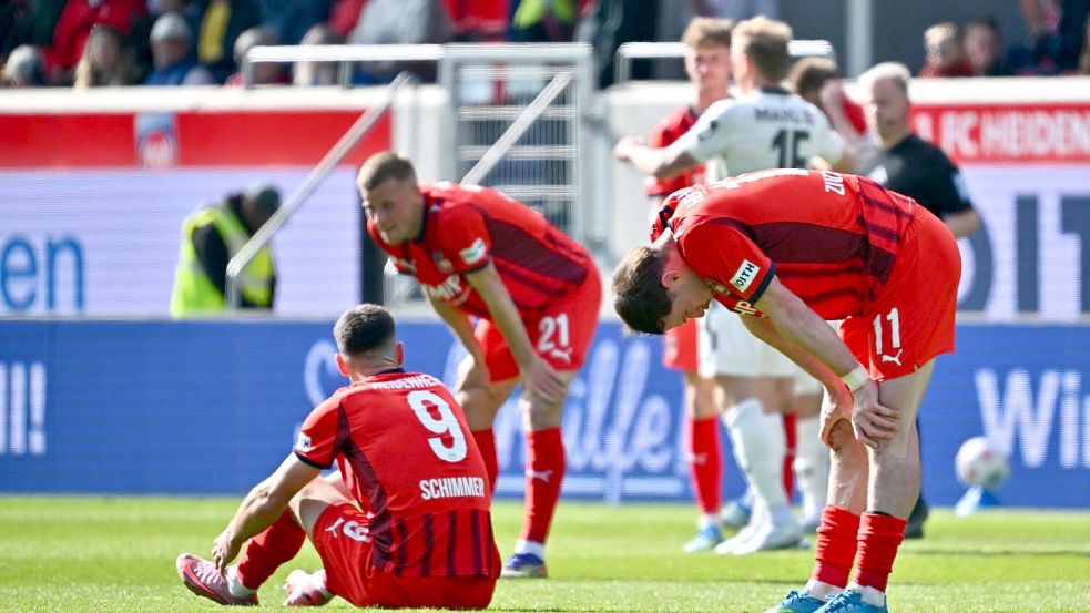 Am Boden: Heidenheim steigt ab. Foto: Jan-Philipp Strobel/dpa