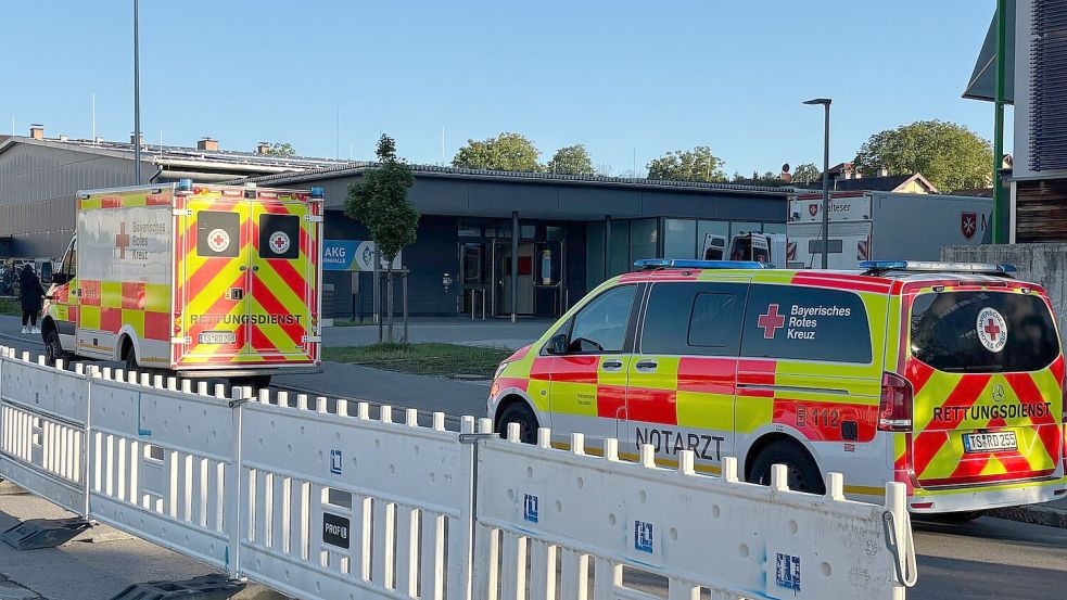 Einsatzfahrzeuge des BRK am Bahnhof von Traunstein. Foto: --/Bayerisches Rotes Kreuz/dpa