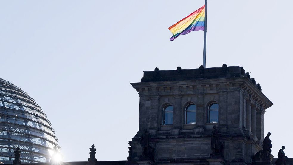 Bundestagspräsidentin Klöckner lässt die Fahne nur noch am Internationalen Tag gegen Homophobie hissen. Foto: Carsten Koall
