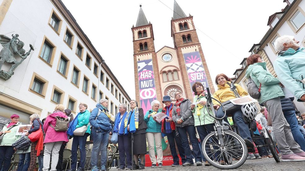 Reformkräfte bildeten eine Menschenkette. Foto: Karl-Josef Hildenbrand