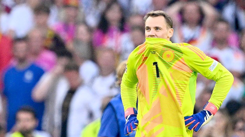 Comeback im DFB-Team? Nach dem enttäuschenden EM-Aus gegen Spanien zog Manuel Neuer das Nationaltrikot eigentlich nach 124 Länderspielen aus. (Archivbild) Foto: Tom Weller