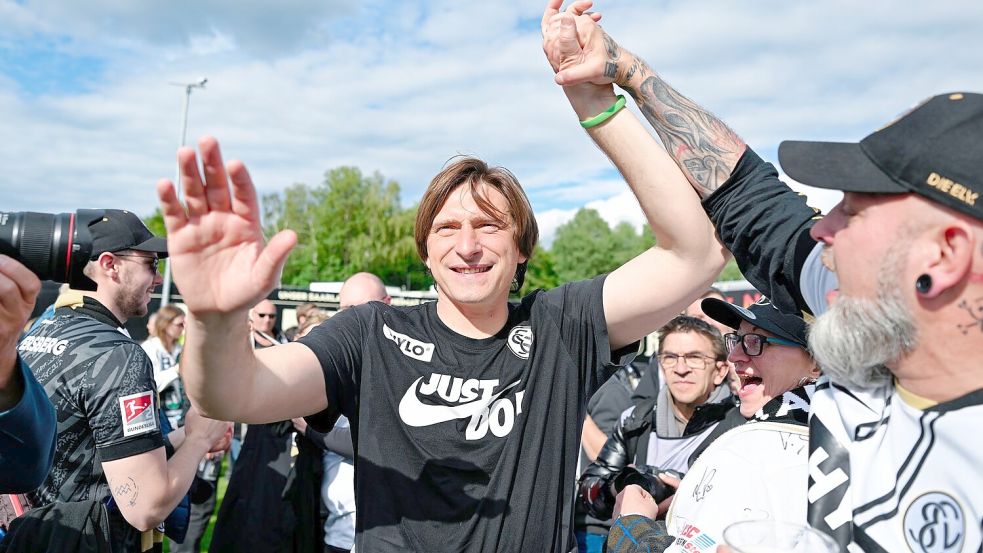Elversberg-Coach Vincent Wagner jubelt mit den Fans über den Aufstieg. Foto: Uwe Anspach