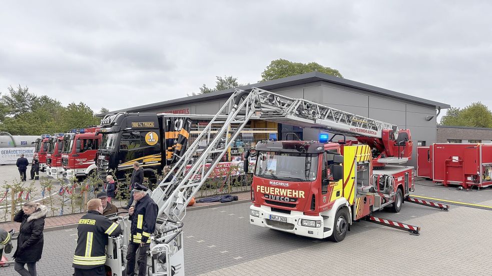 Vor dem Feuerwehrhaus waren etliche Einsatzfahrzeuge aus der Region aufgebaut. Foto: Christin Wetzel