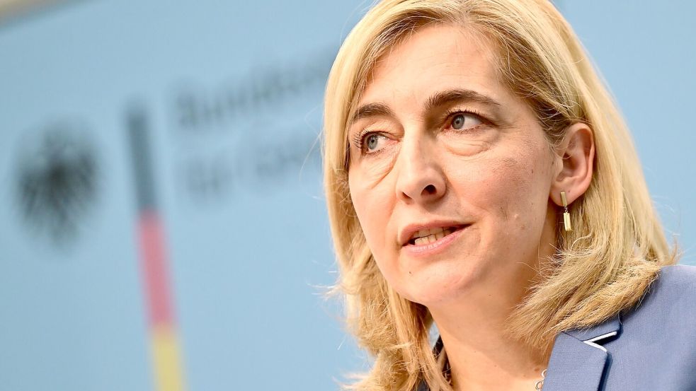 Nach Warkens Angaben kann Deutschland bei Bedarf unter anderem über das Robert Koch-Institut oder das Bernhard-Nocht-Institut Hilfe leisten. (Archivbild) Foto: Sebastian Gollnow/dpa
