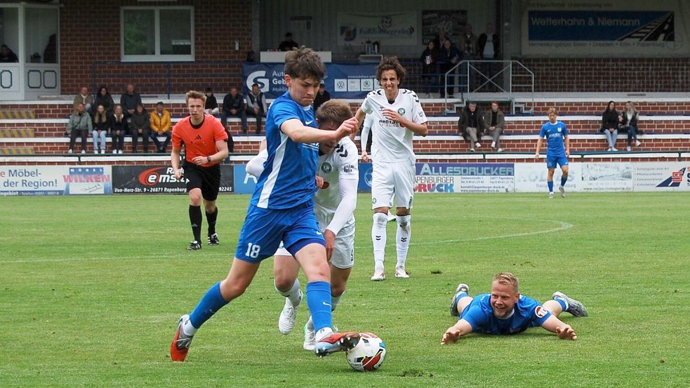 BW Papenburg, am Ball Wilko Docter, musste sich gegen den VfL Oldenburg mit einem 0:0 begnügen. Foto: Marco Reemts