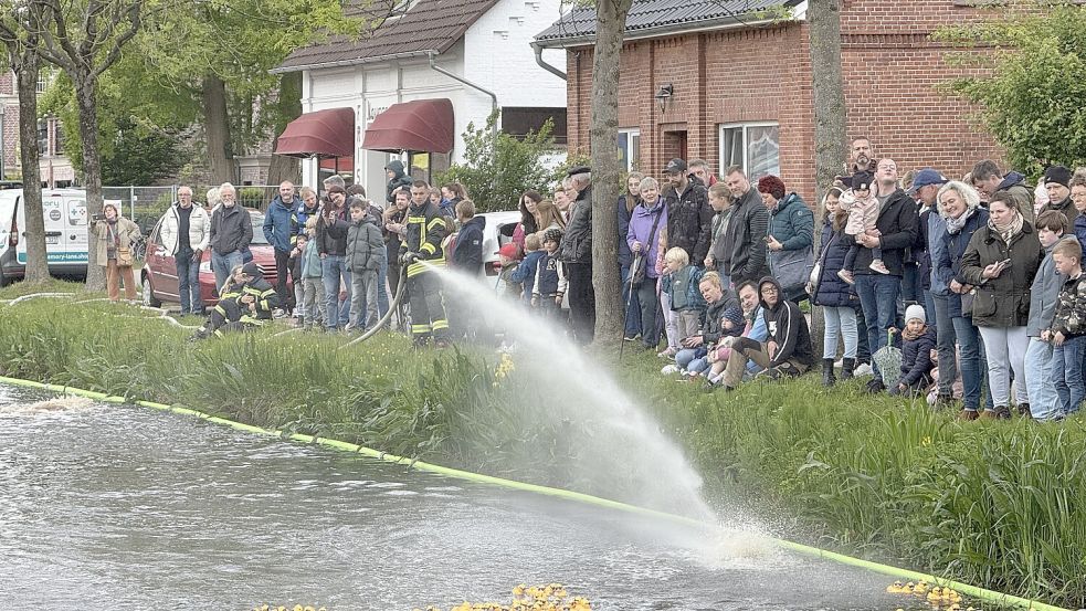 Das Entenrennen wurde von der Feuerwehr unterstützt. Foto: Dirk Hellmers