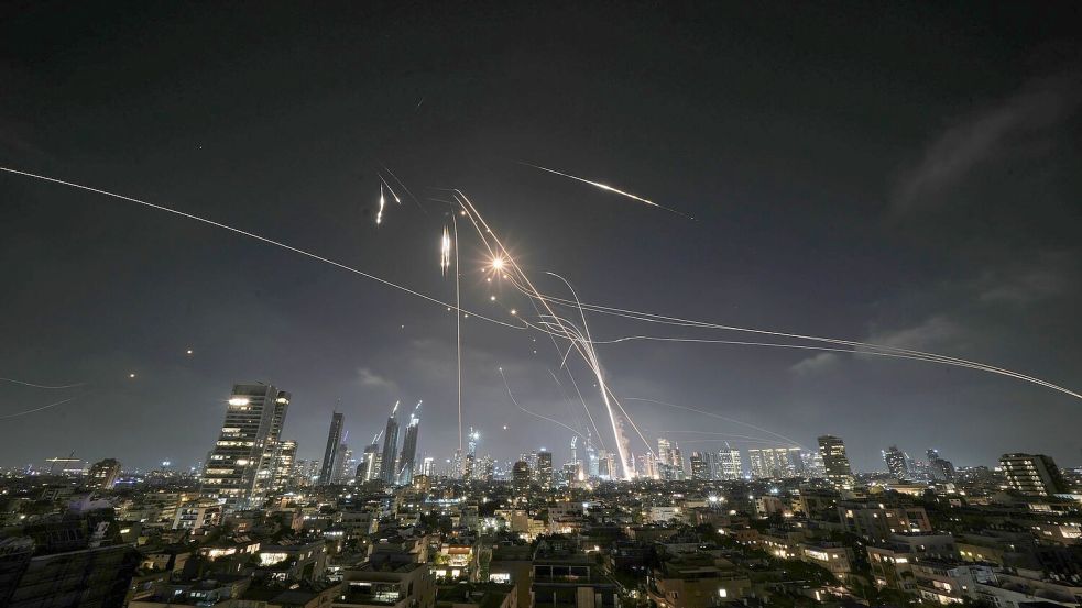 Israels Luftabwehr im Einsatz gegen iranische Raketen. (Archivbild) Foto: Leo Correa/AP/dpa