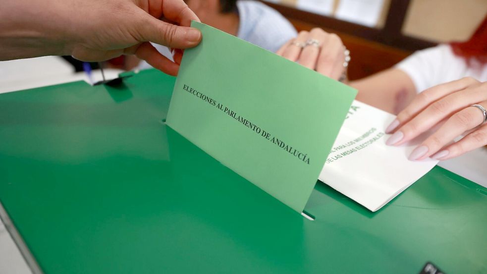 Die konservative Volkspartei PP hat bei der Regionalwahl in Andalusien ihre absolute Mehrheit verloren und ist in der bevölkerungsreichsten Region Spaniens künftig auf die rechtspopulistische Vox angewiesen. Foto: Rocío Ruz/EUROPA PRESS/dpa