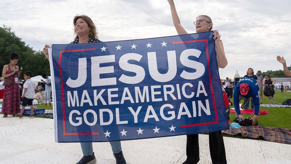 „Jesus mach Amerika wieder gottesfürchtig“, steht auf einem Banner bei der Gebetsveranstaltung. Foto: Julia Demaree Nikhinson