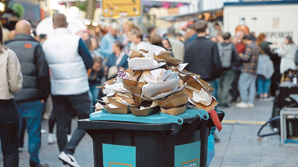 Einwegmüll verstopft einen Mülleimer auf der Maiwoche. Würde eine Verpackungssteuer da helfen? Darüber streitet die Osnabrücker Politik. Foto: Michael Gründel