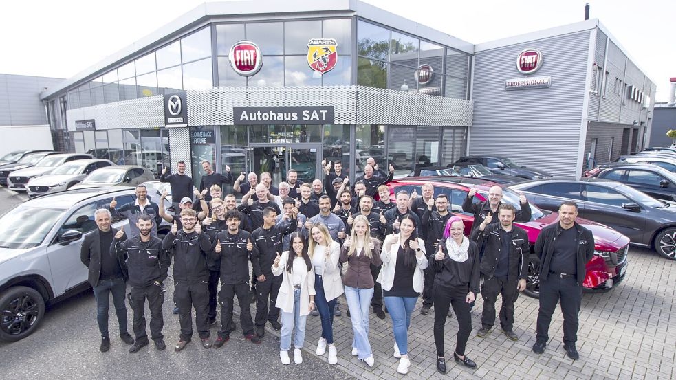 Teamfoto zum zehnjährigen Jubiläum: Das Autohaus Sat in Leer beschäftigt inzwischen 60 Mitarbeiterinnen und Mitarbeiter - 2016 waren es 16. Fotos: privat