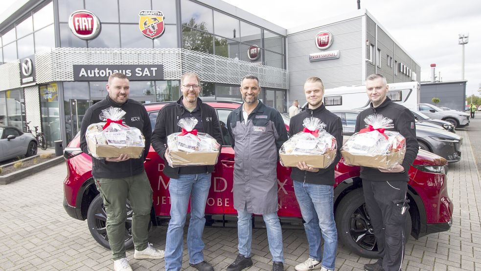 Das Foto zeigt Geschäftsführer Bahri Sat (Mitte) mit vier der sieben Jubilare (von links) : Justin Többen, Arno Wübbena Mecima, Christoffer Zarbock und Waldemar Janz.