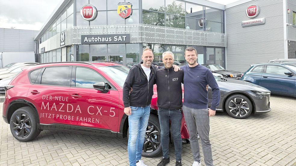 Die Verkäufer Matthias Störmer (von links), Eyyüp Sat und Carsten Meyer präsentieren Kunden eine Großauswahl an Neu- und Gebrauchtwagen.