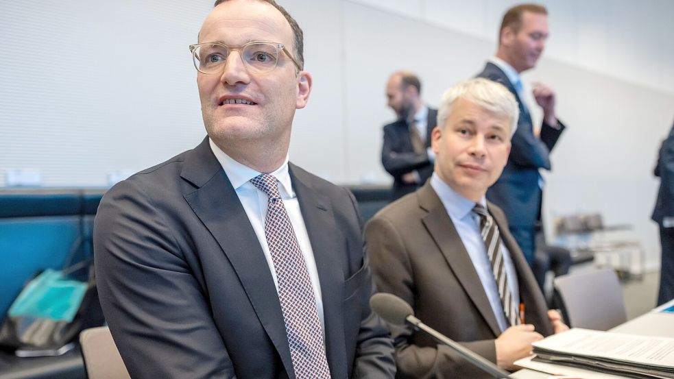 Gerade nochmal die Kurve gekriegt: Fraktionschef Jens Spahn (CDU) und Fraktionsgeschäftsführer Steffen Bilger wollen die Diätenerhöhung für Bundestagsabgeordnete nun doch aussetzen. Foto: Michael Kappeler