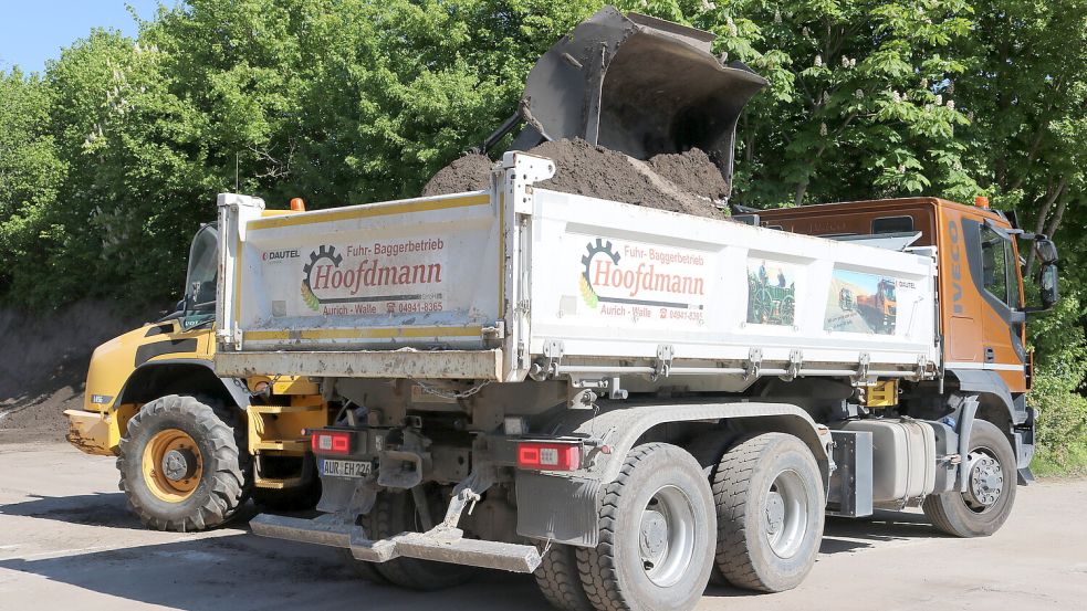 Das Unternehmen aus Aurich-Walle übernimmt Fuhr- und Baggerarbeiten aller Art.
