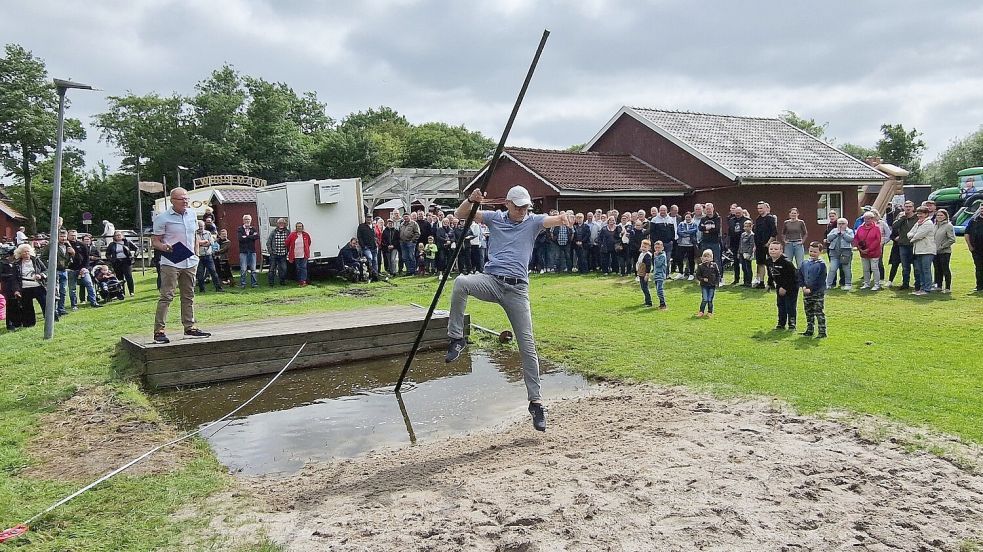 Das Springen mit dem Pulsstock will geübt sein. Foto: Jörg Siemering/Gemeinde Bunde