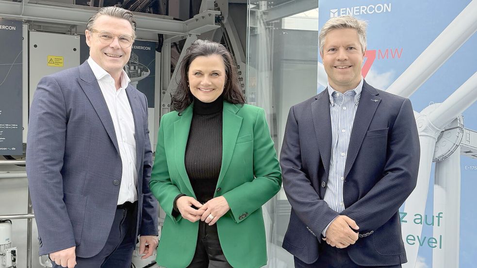 Gespräch über die Lage bei Enercon und der Windbranche mit (von links): Enercon-CEO Udo Bauer, Gitta Connemann, Parlamentarische Staatssekretärin im Wirtschaftsministerium, und Benjamin Seifert, Leiter Business Unit Region bei Enercon.Foto: privat