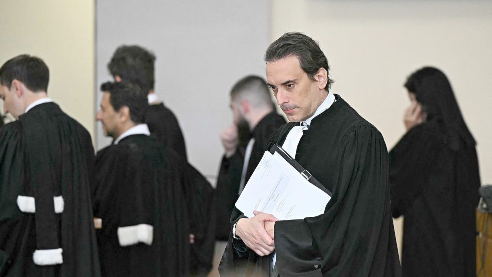 Der Verteidiger des mutmaßlichen Clan-Chefs wirft der Polizei vor, seinen Mandanten mit unlauteren Methoden abgehört zu haben. Foto: Gabriel Bouys/AFP/dpa