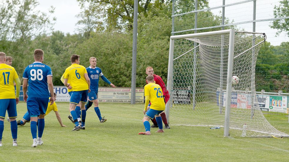 Fünfmal landete der Ball am Sonntag im Netz des SC Rhauderfehn-Langholt. Tabellenführer Borssum II siegte 5:1. Foto: Heiner Lohmann