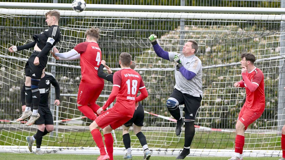 Der SV Blomberg-Neuschoo um Torwart Michael Voss ist nun gerettet, siegte am Wochenende mit 4:2 gegen den TuS Westerende. Foto: Jens Doden/Blomberg