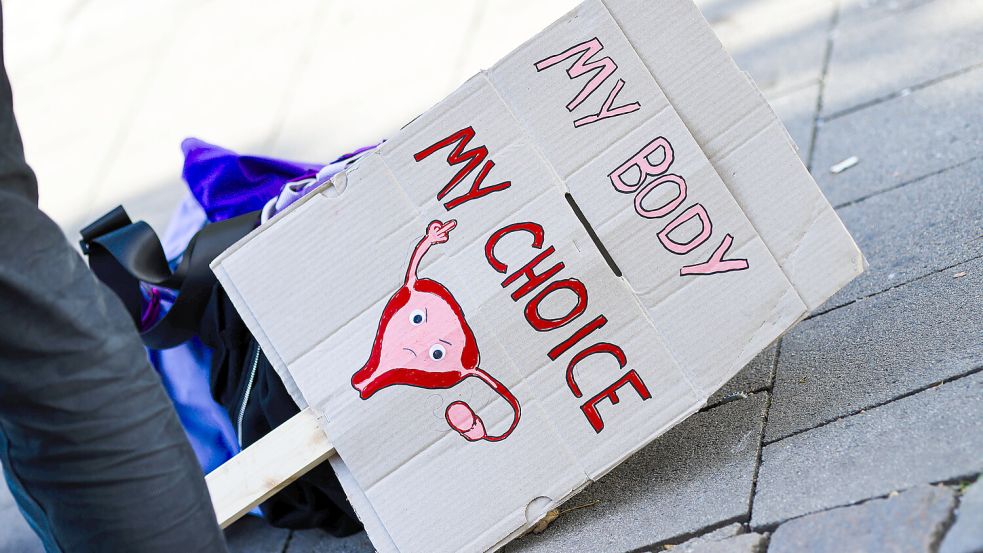 "My Body My Choice", "Mein Körper, meine Entscheidung" steht auf einem Plakat. Immer wieder gibt es Demonstrationen für die Entkriminalisierung von Schwangerschaftsabbrüchen. Foto: DPA