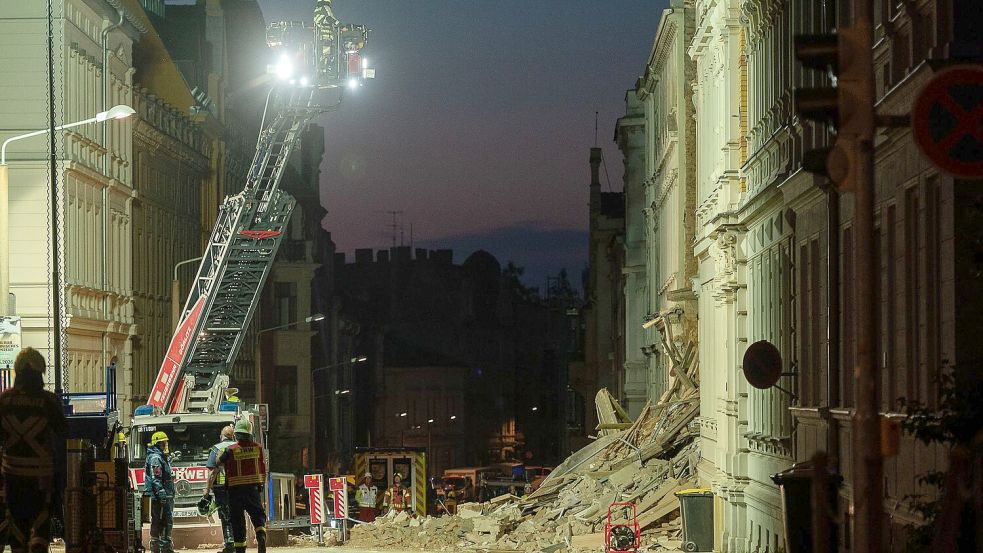 Die Unfallstelle musste zunächst abgesichert werden. Foto: Paul Glaser/dpa