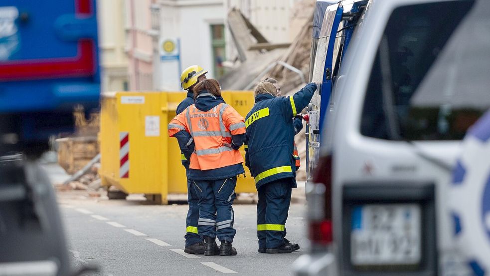 Suche nach drei Vermissten in eingestürztem Haus geht weiter. Foto: Paul Glaser/dpa