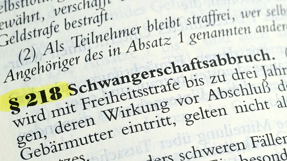 Der Paragraf 218 im Strafgesetzbuch regelt den Schwangerschaftsabbruch in Deutschland: Der ist nicht erlaubt, unter Umständen aber straffrei möglich. Foto: DPA