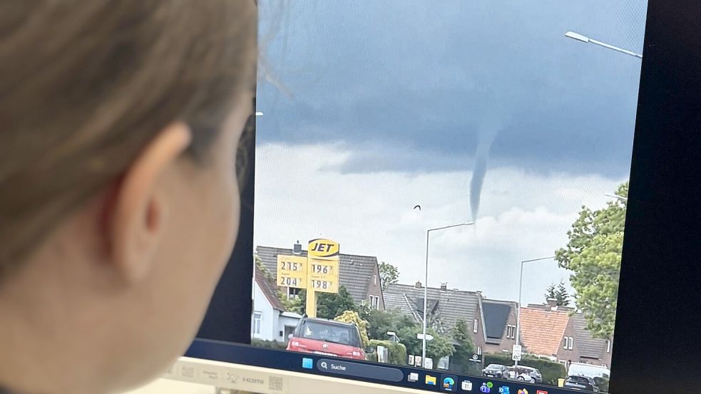 Fotos von einer Trichterwolke kursieren bei Facebook. Viele Emder haben das Wetterphänomen am Montagnachmittag, 18. Mai 2026, beobachten können. Foto: Mona Hanssen