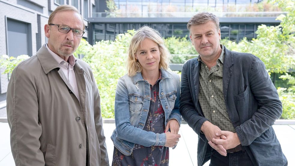 Held (l) spielte unter anderem den Kommissar Ludwig Schaller in der ZDF-Krimireihe „München Mord“ an der Seite von Bernadette Heerwagen (M) und Marcus Mittermeier (r). Foto: Sven Hoppe