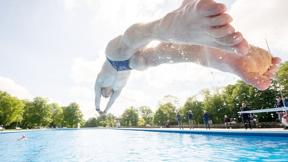 „Badehose und Sonnenhut statt Regenjacke und Regenschirm“ empfiehlt DWD-Meteorologe Schmid für das Wochenende. (Archivbild) Foto: Julian Stratenschulte