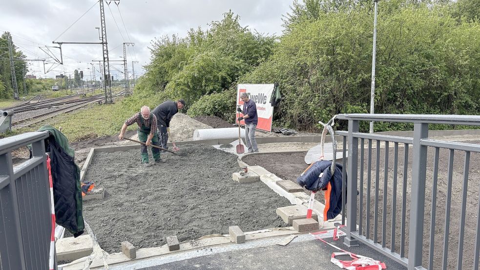 Viel Handarbeit: An der Brücke wird der Untergrund für die Wege-Pflasterung vorbereitet. Fotos: Stephanie Schuurman