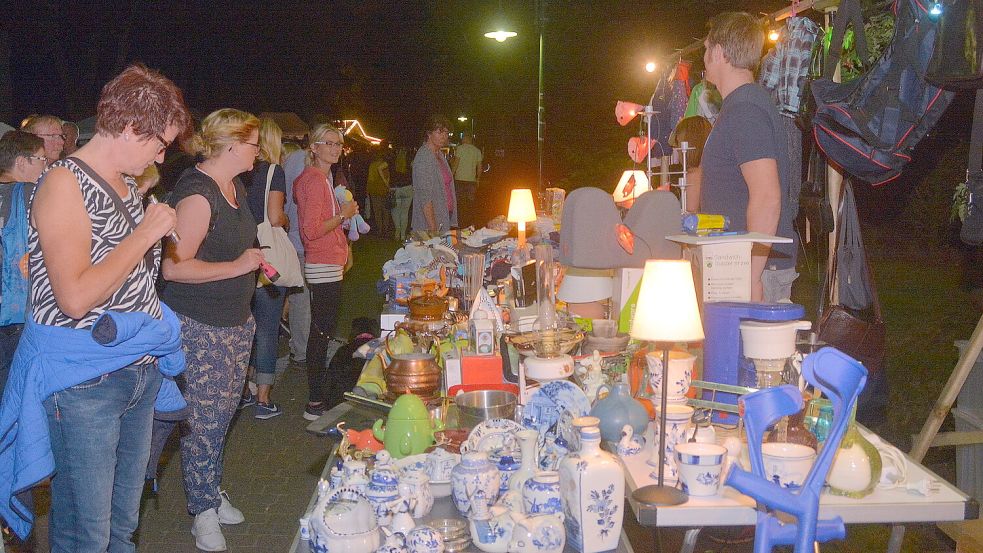 Stöbern im Dunkeln: Das ist die Besonderheit beim Flohmarkt in Simonswolde. Foto: Archiv/Gerd-Arnold Ubben