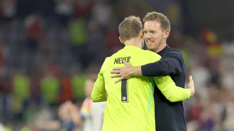 Bundestrainer Nagelsmann umarmt Torwart Neuer. (Archivbild) Foto: Christian Charisius