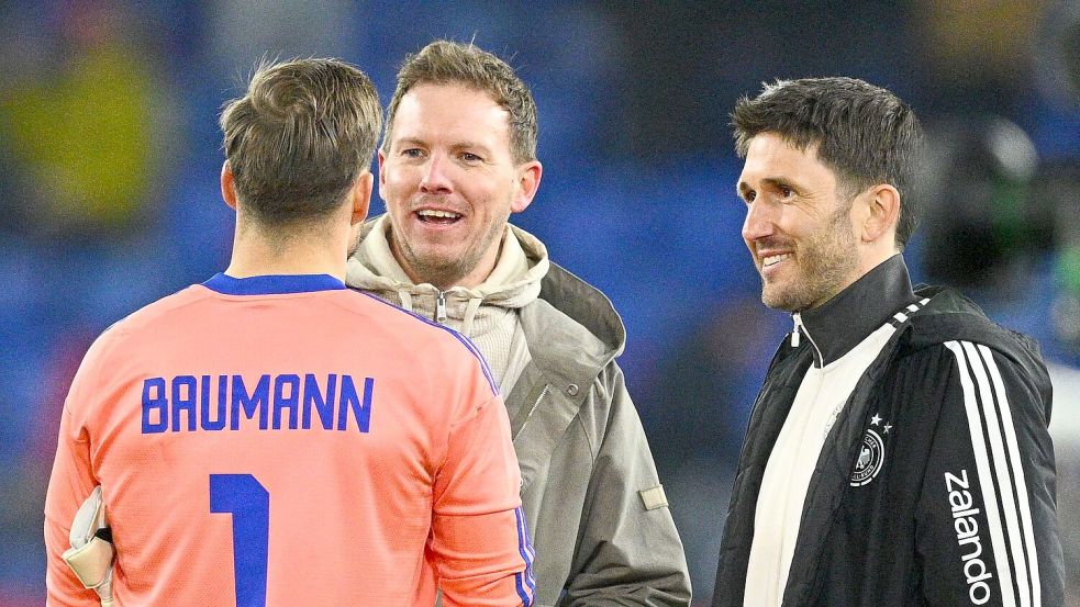 Bundestrainer Nagelsmann (M) spricht mit Oliver Baumann (l). (Archivbild) Foto: Tom Weller/dpa