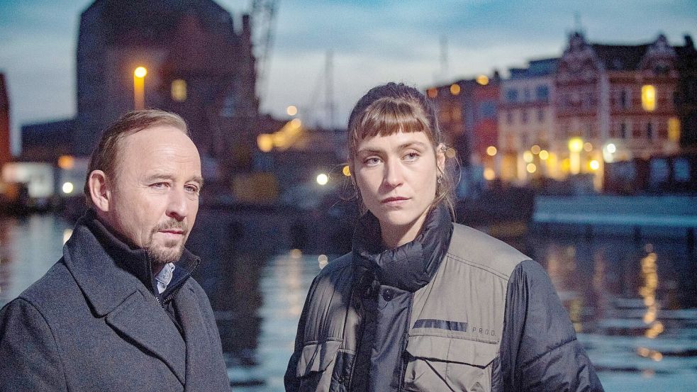 In der ZDF-Krimireihe „Stralsund“ ermittelte der Schauspieler (l) gemeinsam mit Sophie Pfennigstorf. (Archivbild) Foto: Stefan Sauer