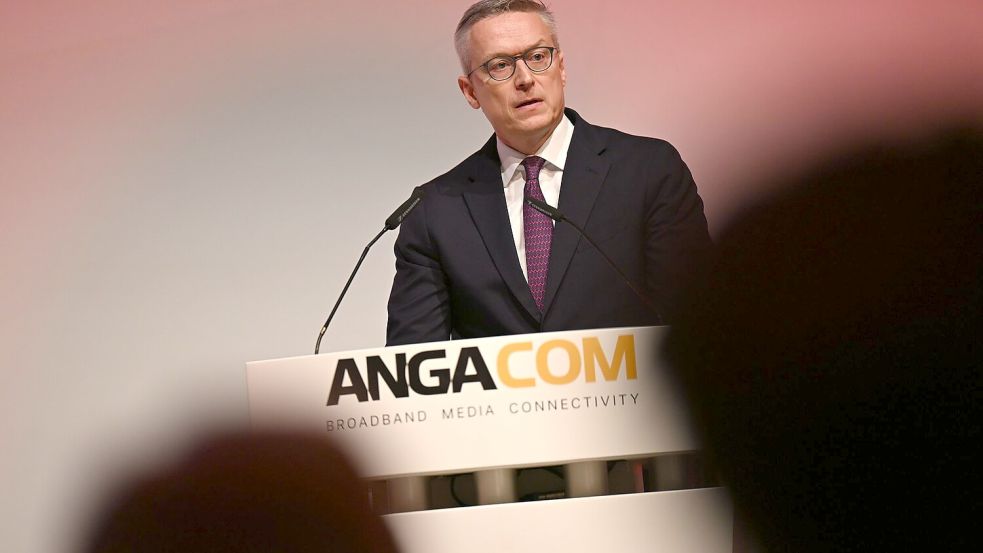 Ein DSL-Aus „mit der Brechstange“ möche er nicht: Bundesdigitalminister Karsten Wildberger (CDU). Foto: Wolf von Dewitz/dpa